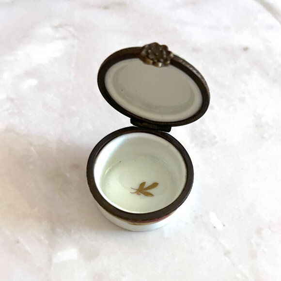 Limoges "Je T'aime" Box: Hand-Painted French Porcelain Trinket with Flower Hinge - Picture 5 of 7